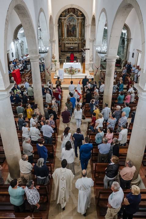 entrada na igreja dos pais com a criança ao colo, e depois os padrinhos para o baptizado'