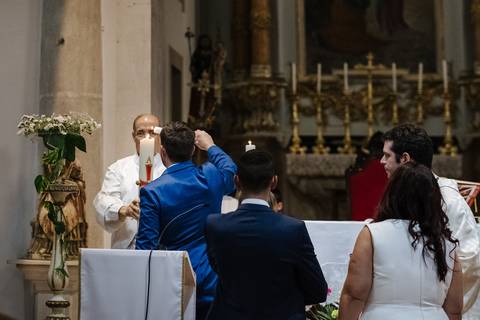 na cerimónia do baptizado o padrinho acende a vela'