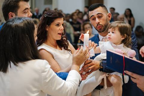 os pais e os padrinhos seguram na vela durante a cerimónia e a criança tenta segurar também
Fotografamos em todo o país. Batizado em Cantanhede e na Quinta Santa Cristina. '