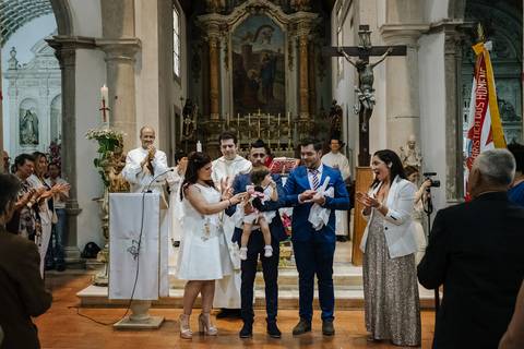 a criança baptizada recebe uma salva de palmas na igreja de cantanhede'