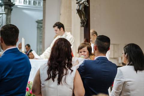 momento casual durante o baptizado na igreja'