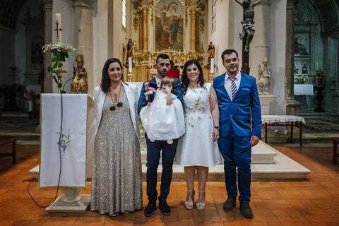 pais e padrinhos tiram fotografia no altar da igreja'