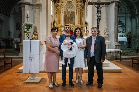 pais e avós tiram fotografia no altar da igreja'