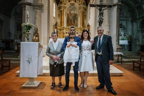 pais e avós tiram fotografia no altar da igreja'