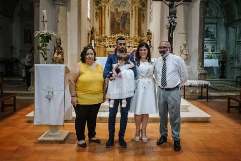 pais e amigos tiram fotografia no altar da igreja'