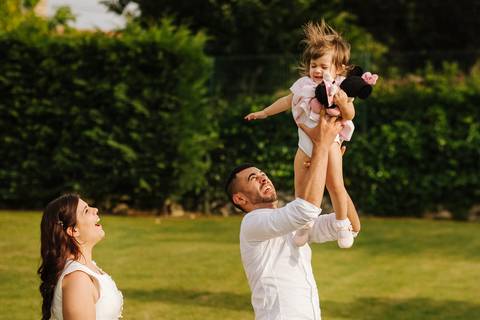 pais brincam com a criança no dia do baptizado na quinta santa cristina'
