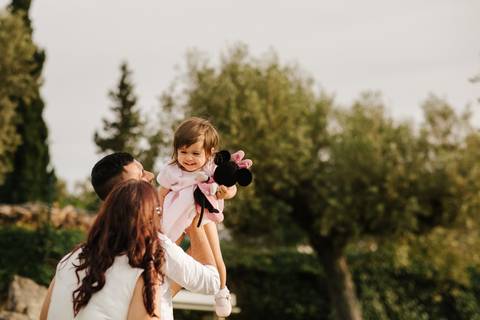 pais brincam com a criança no dia do baptizado na quinta santa cristina em portunhos'