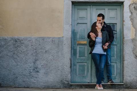 bonito casal de namorados em sessão de solteiros no porto'