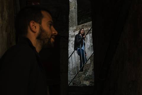 namorada sobe as escadas enquanto olha para o namorado'