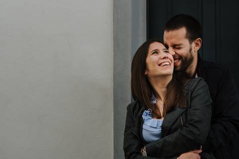 namorados abraçam-se e sorriem em sessão de solteiros'