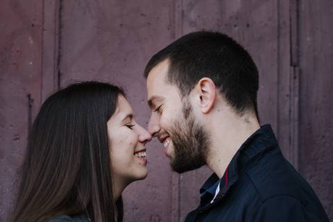 namorados beijam-se em sessão de solteiros na cidade do porto'