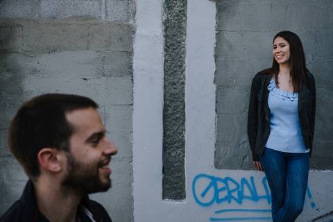 bonito casal sorri em sessão de solteiros'