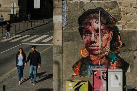 namorados passeiam de mãos dadas pelas ruas do porto'