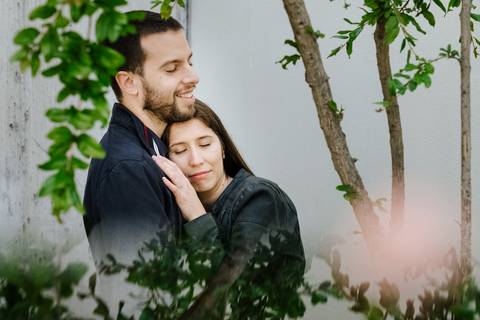 namorada descansa o rosto no peito do namorado'