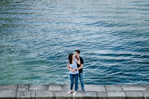 namorados abraçam-se junto ao rio douro na zona ribeirinha do porto'