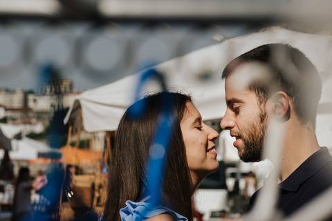 casal beija-se em sessão de namorados junto ao rio no porto'