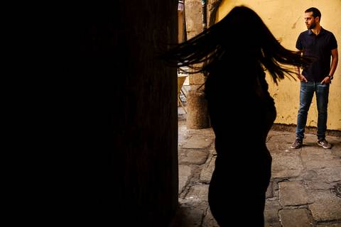 namorados em sessão de solteiros com a namorada a dançar em contraluz'