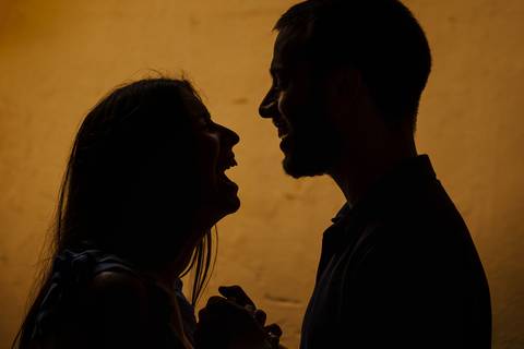 namorados em contraluz na cidade do porto'