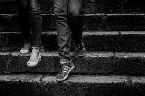 namorados a descer escadas no porto'