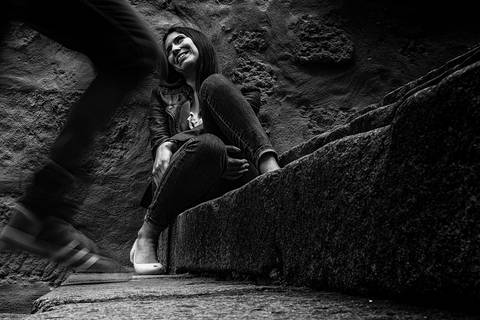 namorada sentada nas escadas e namorado sobe e fica arrastado'