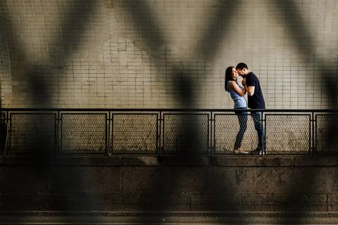 namorados em momento divertido no túnel da cidade do porto'