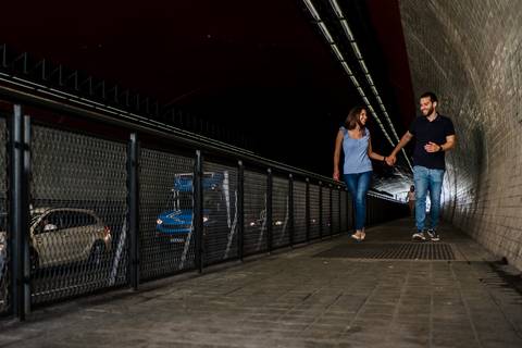namorados caminham de mãos dadas na cidade do porto'