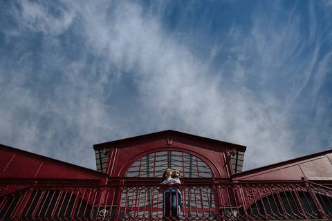 namorados abraçam-se no mercado ferreira borges no porto'