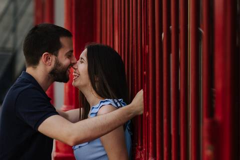 namorados beijam-se no mercado ferreira borges no porto'