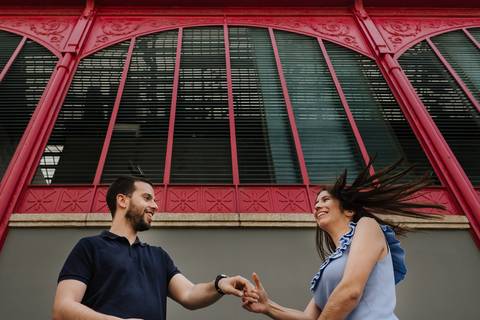 namorados dançam no mercado ferreira borges no porto'