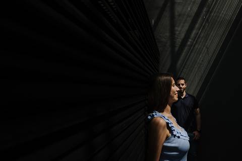 casal de namorados a ser iluminado por raios de sol no porto'