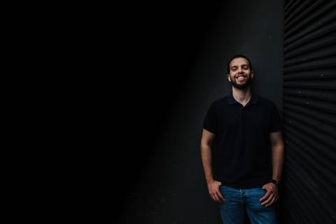 retrato de namorado que sorri encostado à parede'