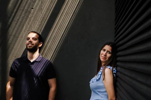 casal bonito a fazer retratos na cidade do porto'