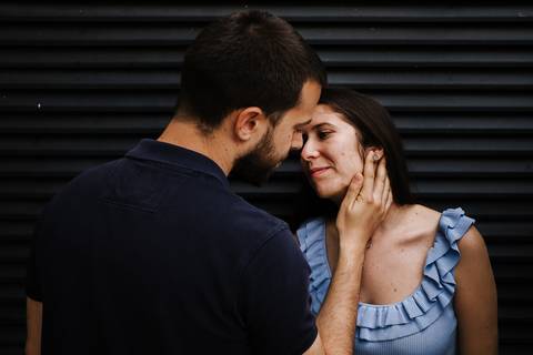 namorado acaricia o rosto da namorada em sessão de solteiros'