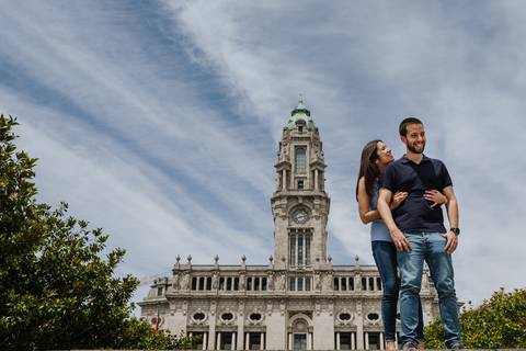 namorados abraçam-se nos aliados na cidade do porto'