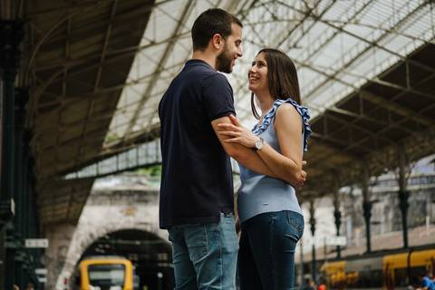 namorados abraçam-se na estação de são bento na cidade do porto'