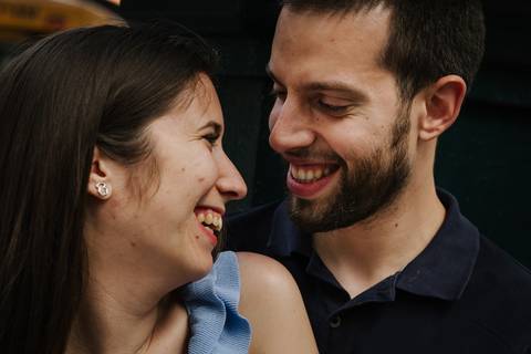namorados sorriem em momento de cumplicidade na estação de são bento no porto'