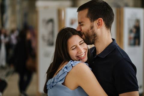 namorado beija a namorada na estação de são bento no porto'