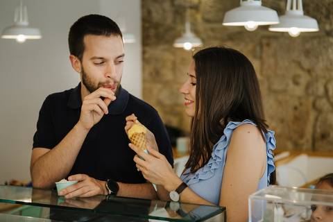 namorados comem gelado na sua sessão de solteiros na cidade do porto'
