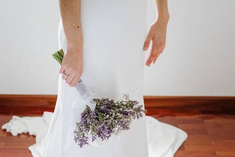Noiva segura o bouquet na mão'
