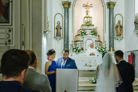 Irmã e cunhado da noiva leem no altar da igreja de Portunhos'