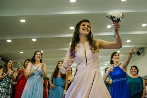 Solteira apanha o bouquet da noiva'