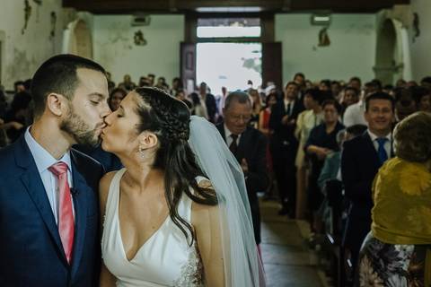 Noivos beijam-se depois do padre os casar'