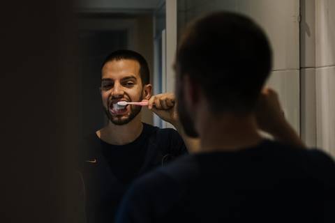 Noivo escova os dentes'