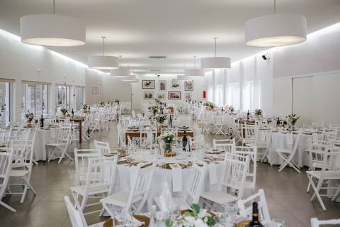 Vista geral da sala de refeições na quinta de Santa Cristina em Portunhos'