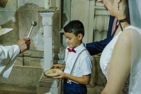 Padre benze alianças dos noivos na igreja de Portunhos'