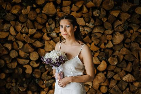 Noiva segura o buquet '