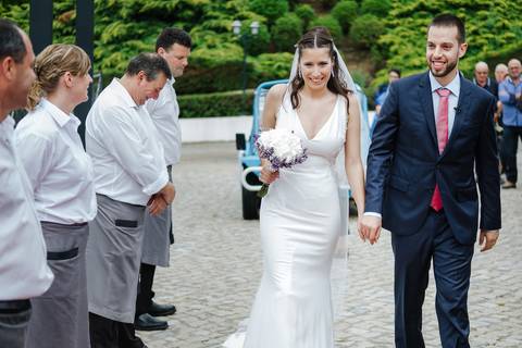 Noivos chegam de mãos dadas à quinta de Santa Cristina em Portunhos'