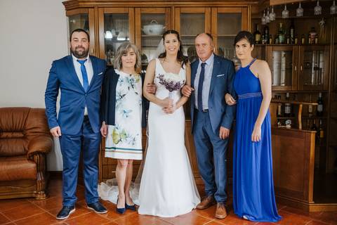 Fotografia da noiva com os pais, irmã e cunhado'