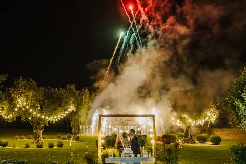Fogo de artifício durante o corte do bolo dos noivos'