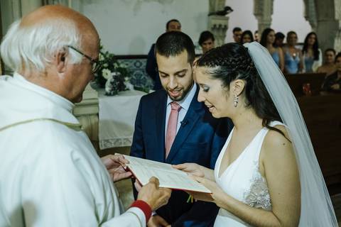 Noivos trocam juras no altar da igreja de Portunhos'